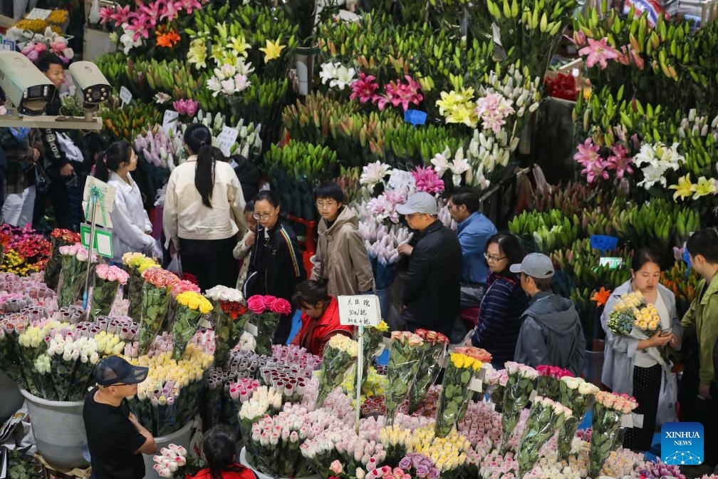 Tourists buy flowers at Dounan Flower Market during the May Day holiday in Kunming, southwest China's Yunnan Province, May 5, 2026. (Photo: Xinhua)