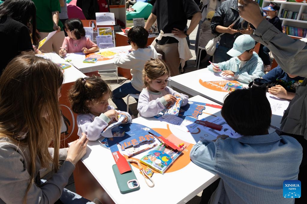Children and parents paint pictures at the Gwanghwamun square in Seoul, South Korea, May 5, 2026. Family activities were held here to mark the Children's Day in South Korea on Tuesday. (Photo: Xinhua)