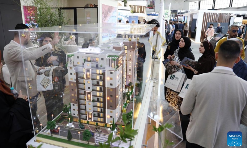 Visitors view a sand table at the 28th International Exhibition for Construction, Building Materials and Public Works (Batimatec) in Algiers, Algeria, on May 6, 2026. Held from May 3 to 7, the 28th Batimatec showcases developments in construction materials, machinery, and smart technologies, emphasizing sustainable and green building solutions. (Xinhua)

