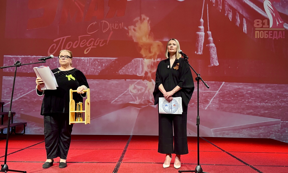 Maria Kozhevnikova (right) hands the Eternal Flame to Tatiana Urzhumtseva. Photo: Courtesy of the RCC in Beijing