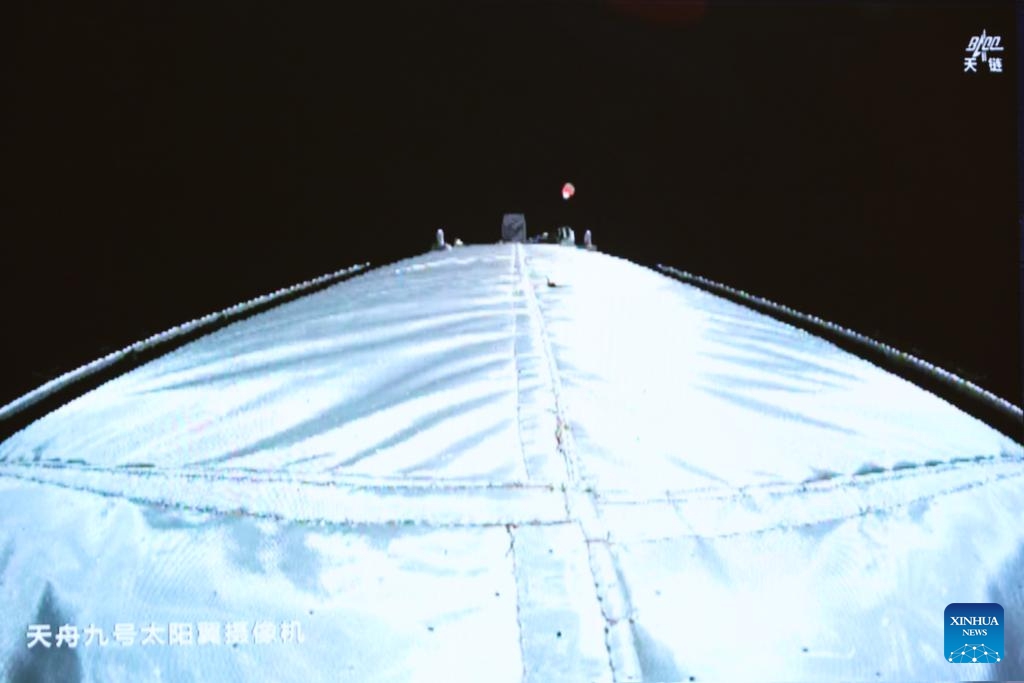 This image captured at the Beijing Aerospace Control Center on May 7, 2026 shows China's Tianzhou-9 cargo craft re-entering the atmosphere in a controlled manner.
China's Tianzhou-9 cargo craft has re-entered the atmosphere in a controlled manner at 7:49 a.m. (Beijing Time) Thursday, according to the China Manned Space Agency (CMSA).
During the process, a small amount of debris that survived the ablation fell into the designated safe waters, said the CMSA. (Photo by Zhang Fan/Xinhua)