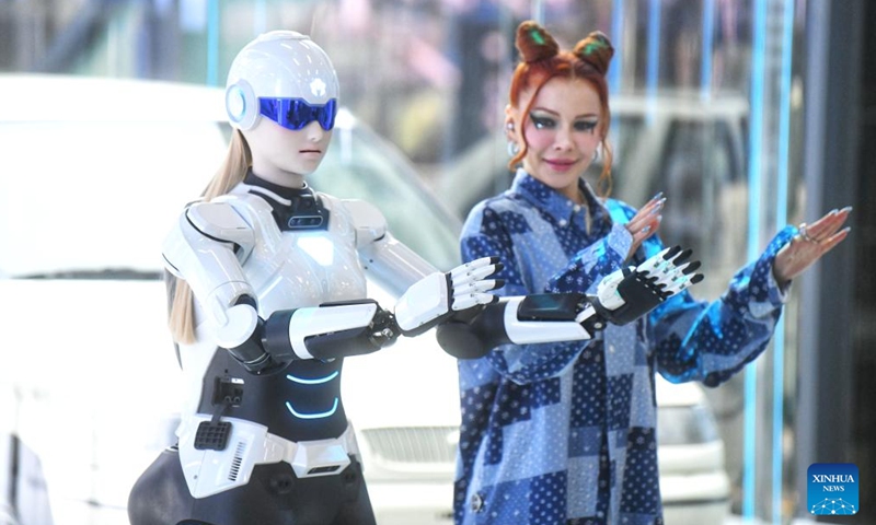 A foreign guest interacts with a humanoid robot at the 2026 Chery International Business Summit in Wuhu, east China's Anhui Province, April 28, 2026. (Xinhua)

