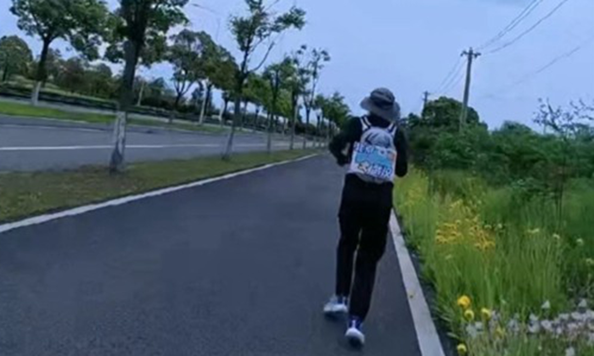 Jia Ning, a middle-aged man who reportedly runs 1,350 kilometers from Beijing to Wuhan, posts on his social media account of his running journey. Photo: Screenshot from website