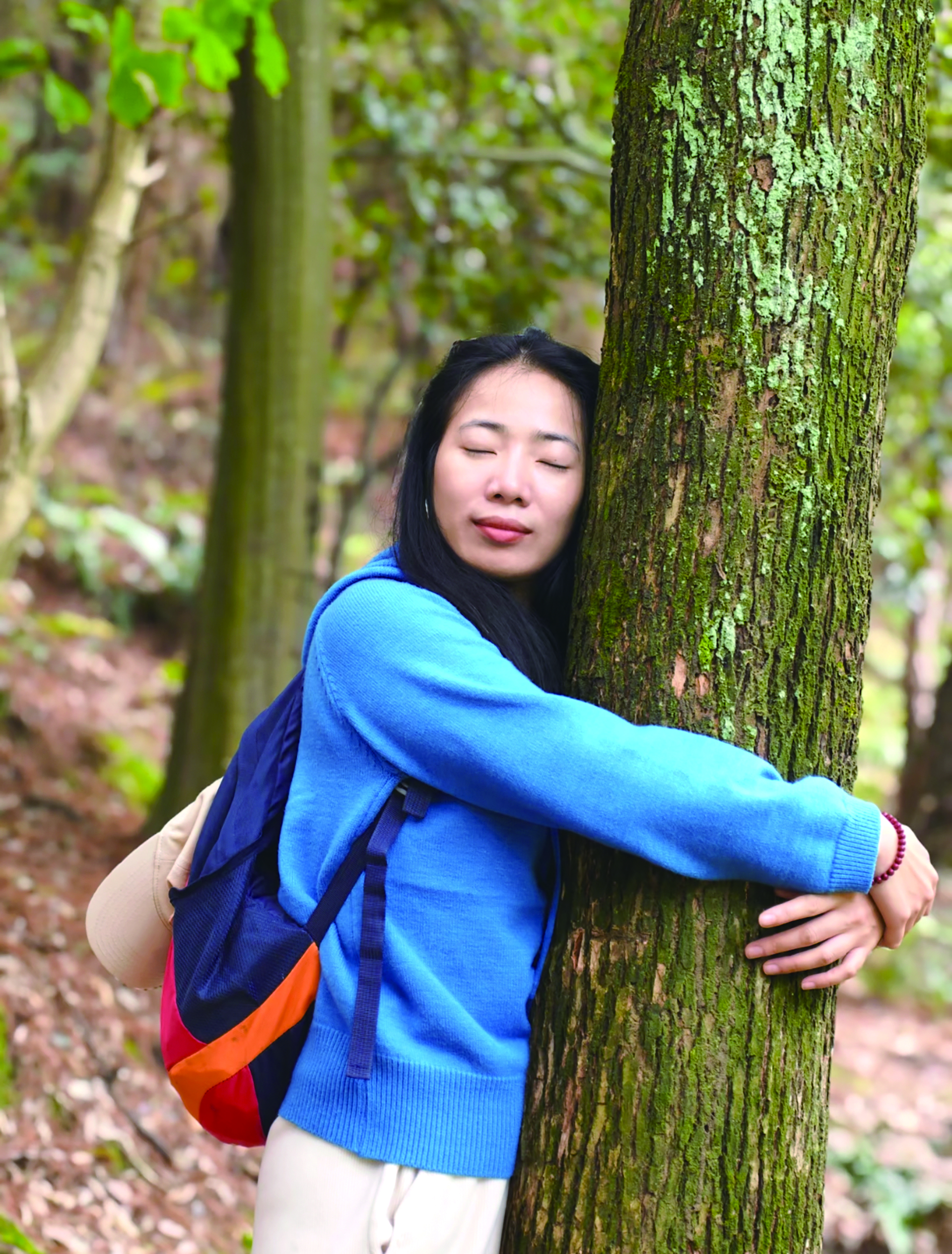 Jerry Cheng hugs a tree in a city park in Southwest China's Chongqing Municipality. Photo: Courtesy of Jerry Cheng
