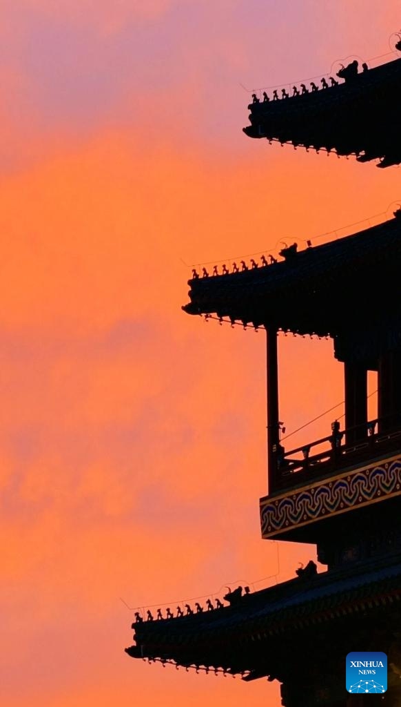 This photo taken on May 6, 2026 shows a view of the sunset glow in Beijing, capital of China. (Photo by Wang Junfeng/Xinhua)