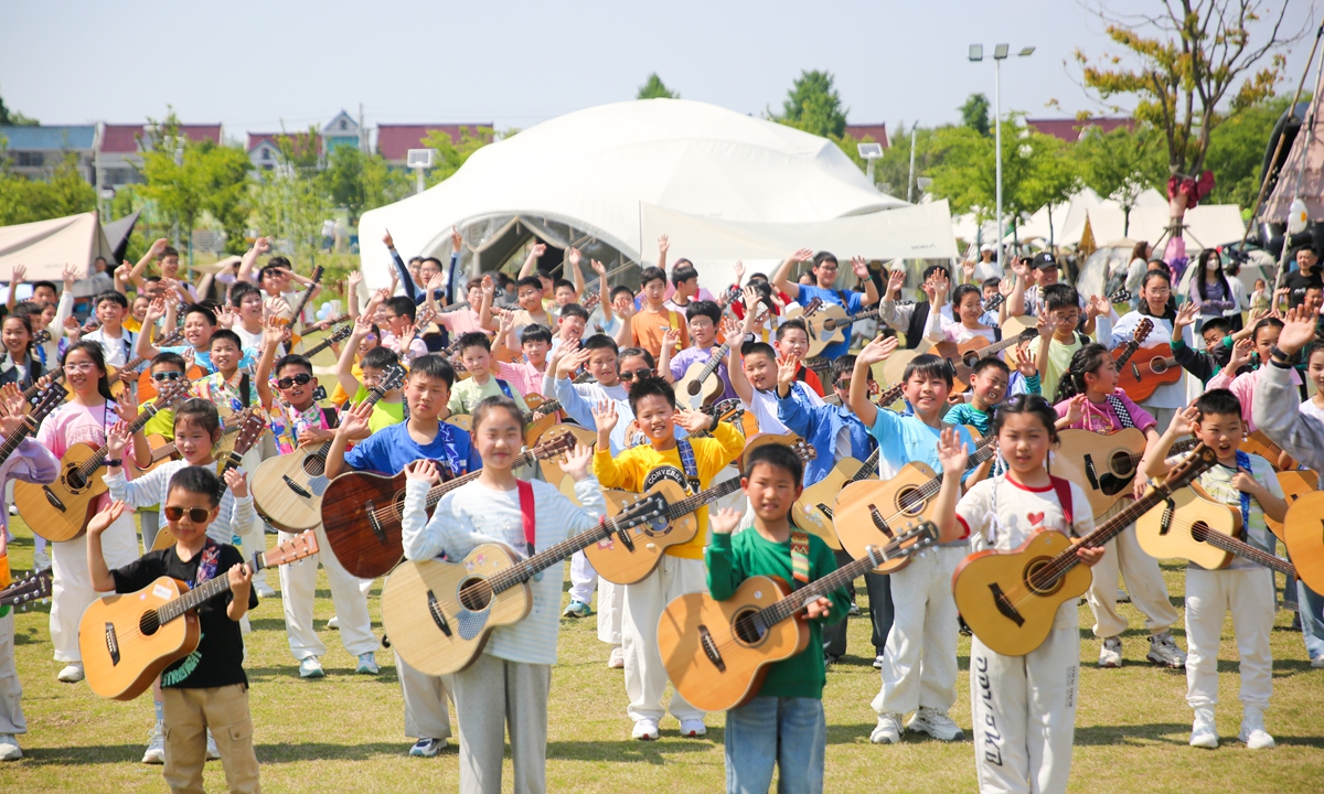 Children lead a lawn concert and guitar singing performance at an art camp in Nantong, East China's Jiangsu Province on May 5, 2026. Photo: VCG