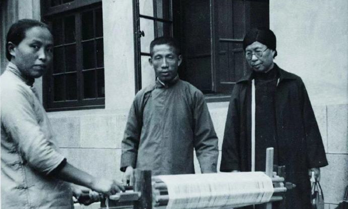Cheng Ruifang (right) helps women taking refuge at Ginling College spin yarn to make a living. Photo: Official website of the Memorial Hall of the Victims in Nanjing Massacre by Japanese Invaders