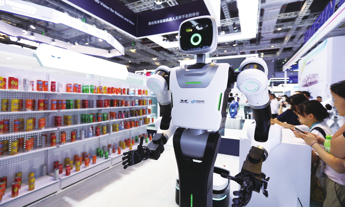 A humanoid robot seeks to retrieve items from a shelf at an industry fair in Shanghai on September 24, 2025. File photo: VCG