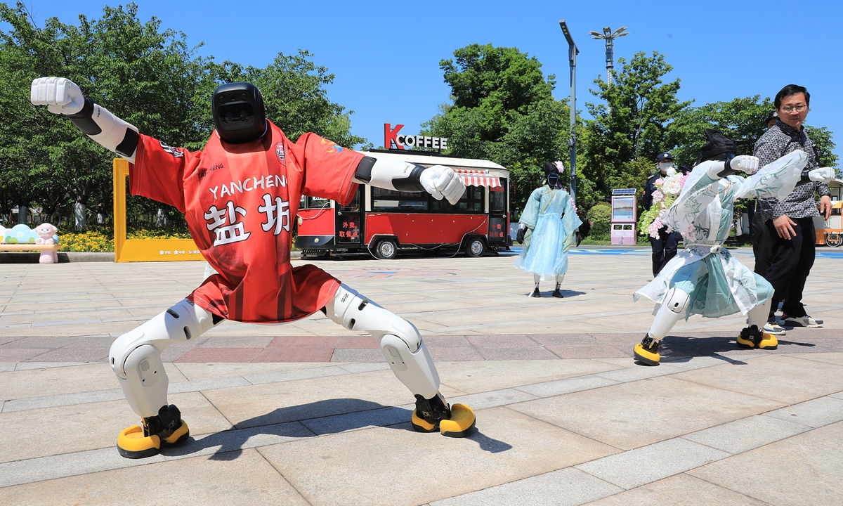 A robot wearing the costume of the Yancheng team of the JSCL performs at a scenic spot in Yancheng, East China's Jiangsu Province, on May 4, 2026, to cheer for the league. Photo: VCG