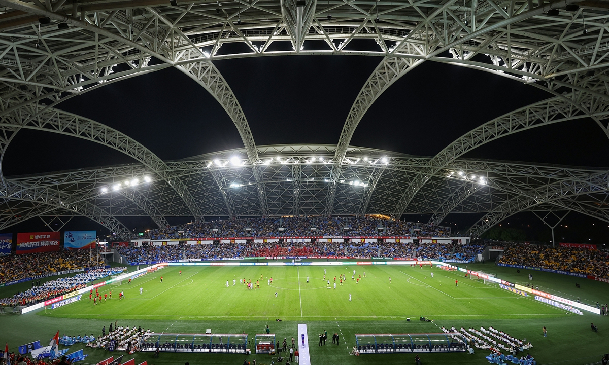 A JSCL match between Nantong and Xuzhou teams takes place at the Nantong Sports Conference and Exhibition Center on April 25, 2026. The center is China's first retractable-roof stadium and has been technically upgraded for the 2026 JSCL. Photo: VCG
