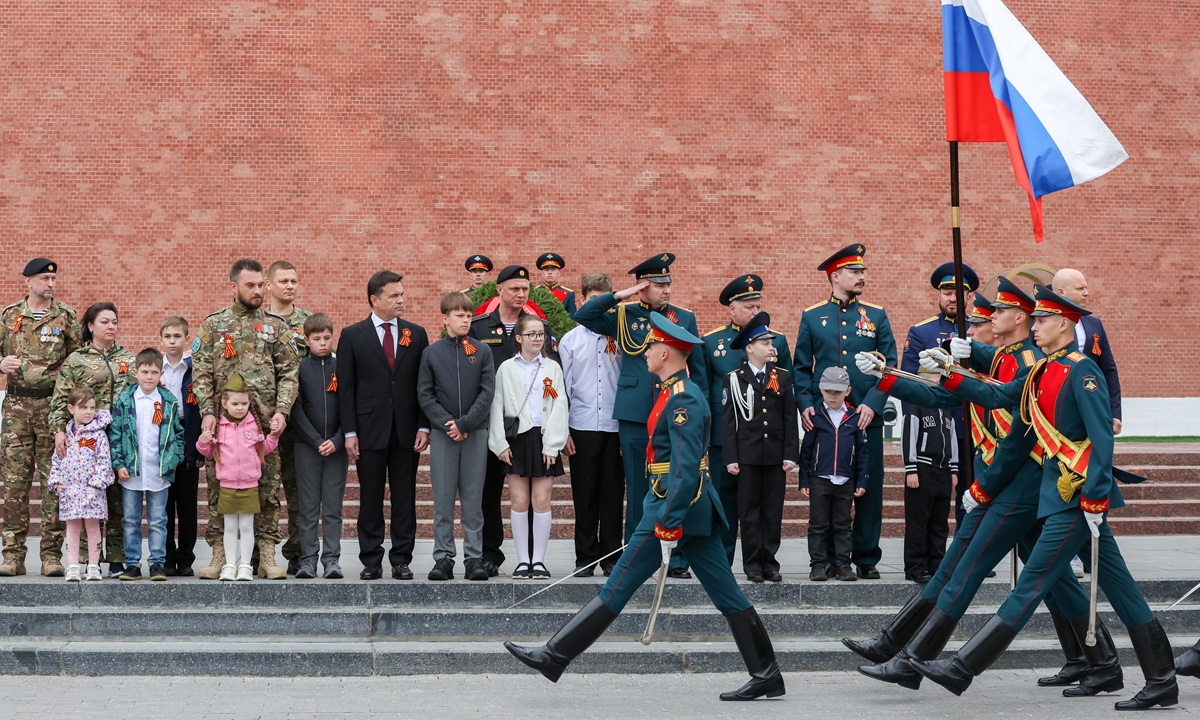 Moscow Region Governor Andrei Vorobyev attends a ceremony to lay a wreath at the Tomb of the Unknown Soldier on the eve of the 81st anniversary of the victory over Nazi Germany in World War II. Photo: VCG