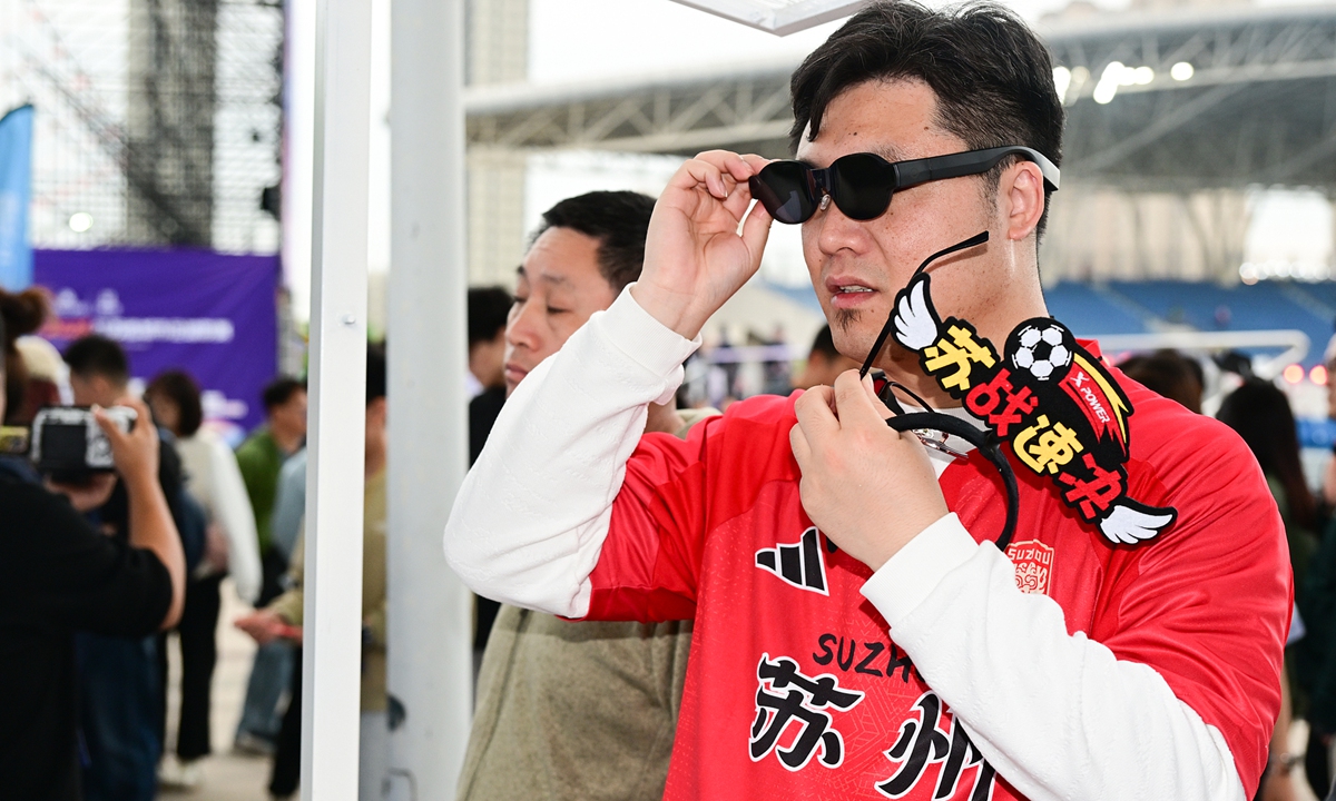 A fan experiences AI smart glasses before a JSCL match between Suzhou and Huai'an teams held in Changshu, Jiangsu, on May 2, 2026. Photo: VCG