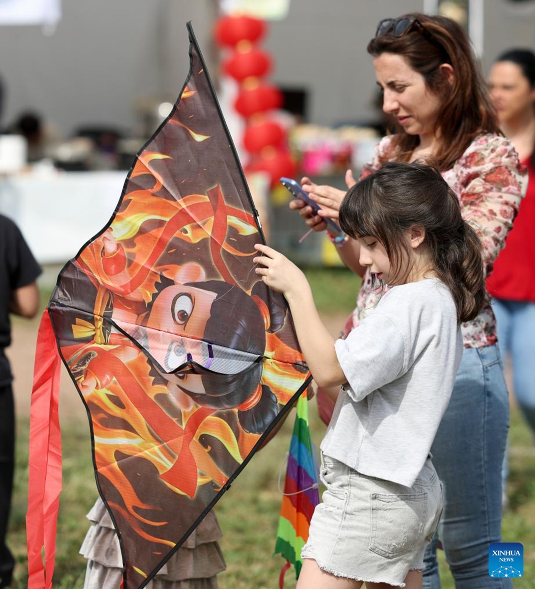 People fly kites during int'l festival of kites in Rome - Global Times