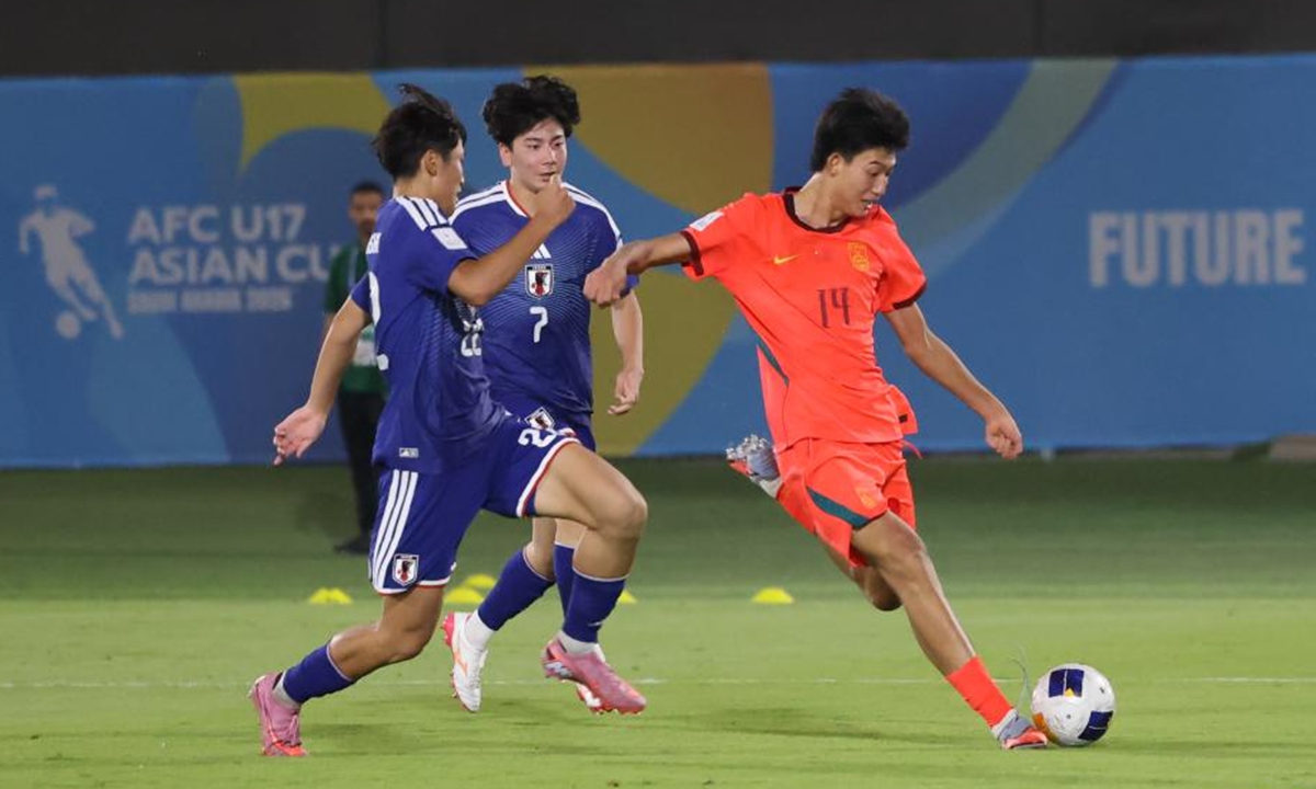 Zhao Songyuan of China (right) shoots during the group match between China and Japan at the 2026 AFC U17 Asian Cup in Jeddah, Saudi Arabia, on May 9, 2026. Photo: Xinhua
