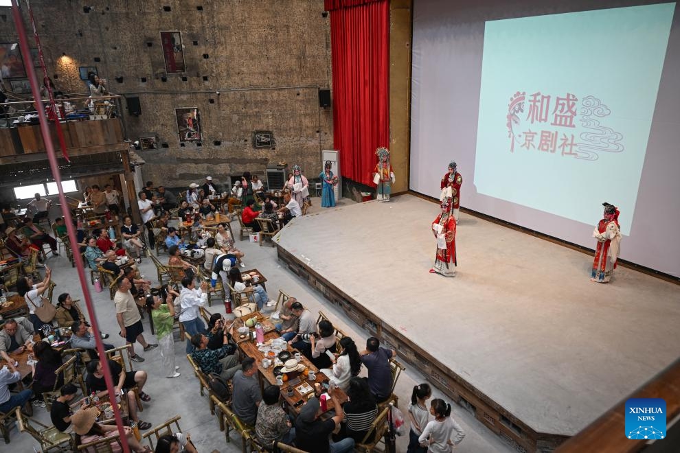 Artists perform Peking Opera at a tea house in Chongqing, southwest China, May 10, 2026. Originally built in the 1950s as a workers' cinema of a local machinery factory in Chongqing, the building has been renovated into a public tea house called Jiangling tea house now, integrating dining, leisure, and cultural creativity, favored by both local citizens and tourists. (Photo: Xinhua)