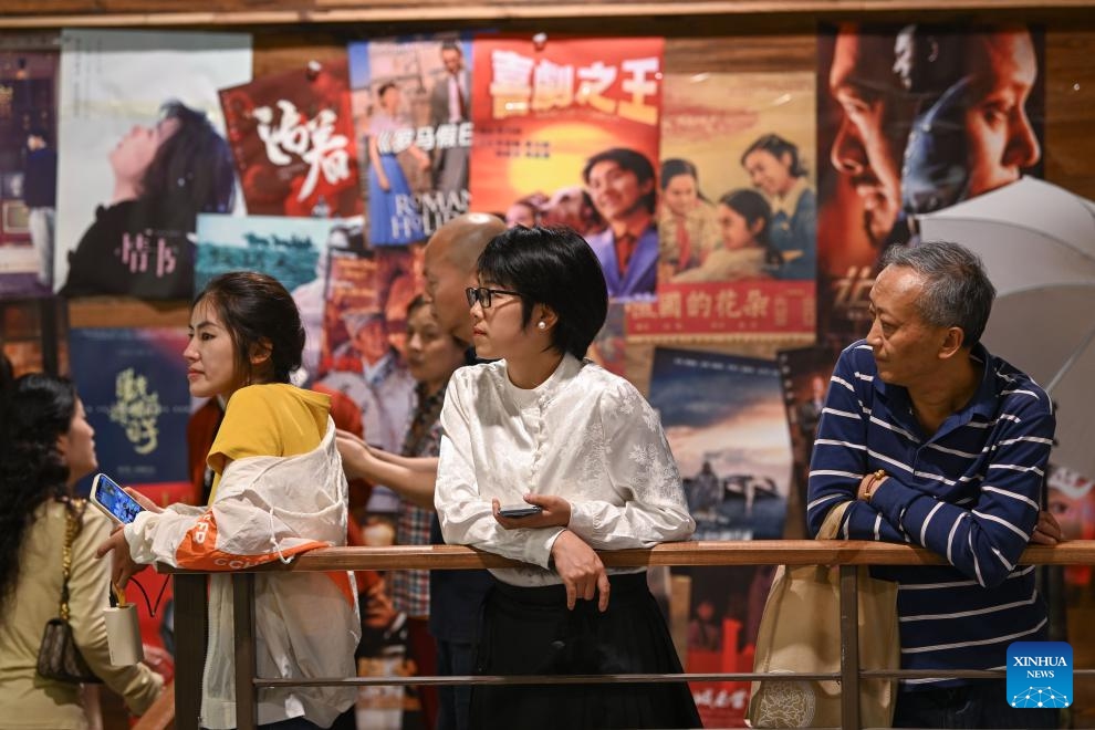 People watch performance at a tea house in Chongqing, southwest China, May 10, 2026. Originally built in the 1950s as a workers' cinema of a local machinery factory in Chongqing, the building has been renovated into a public tea house called Jiangling tea house now, integrating dining, leisure, and cultural creativity, favored by both local citizens and tourists. (Photo: Xinhua)