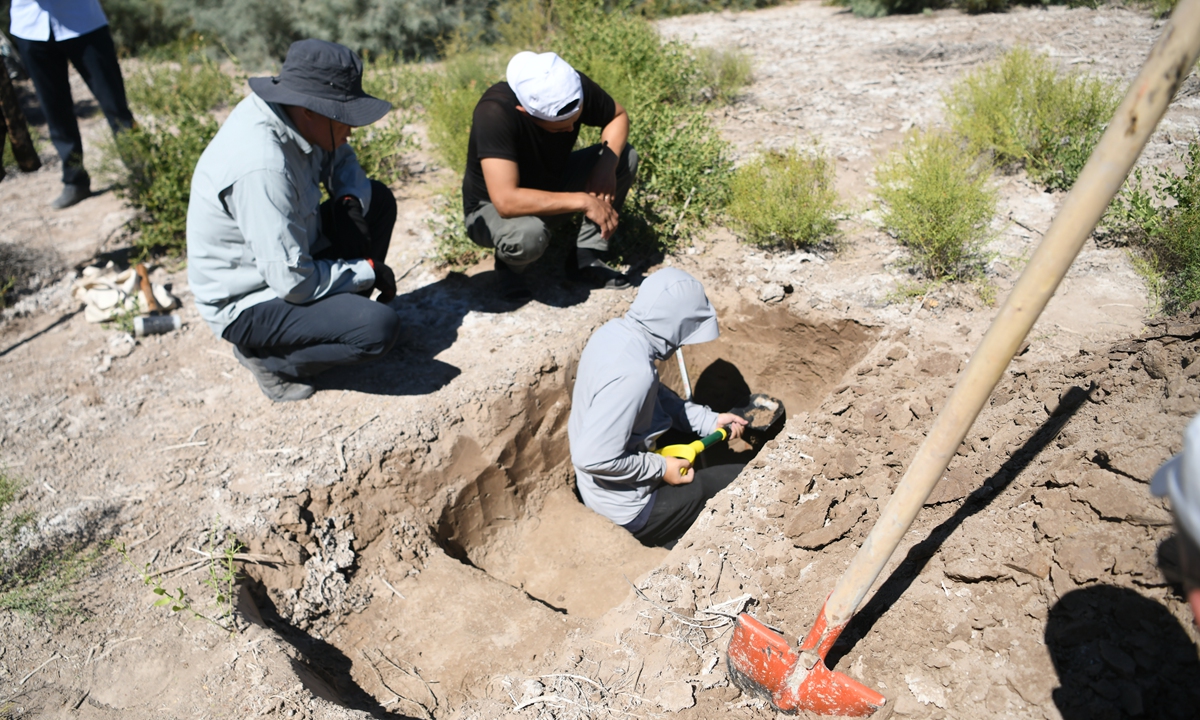 Chinese researchers collect soil samples during an inspection trip to the Aral Sea region. Photo: Courtesy of the Xinjiang Institute of Ecology and Geography, CAS 
