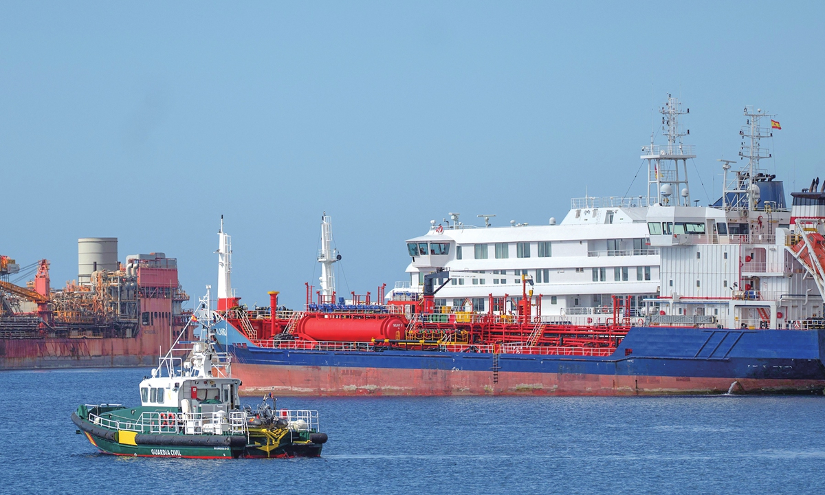 The hantavirus-hit cruise ship MV Hondius sails next to a tanker during a refueling operation in the port of Tenerife in Spain's Canary Islands on May 11, 2026. Spanish Health Minister Monica Garcia said on Monday that the final group of evacuees from the cruise ship will fly to the Netherlands later in the day. Photo: VCG