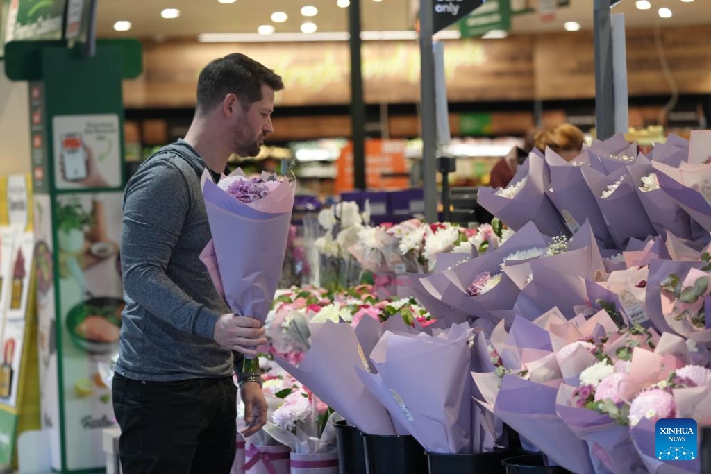 A customer selects Mother's Day flowers in Canberra, Australia, on May 10, 2026. (Photo: Xinhua)