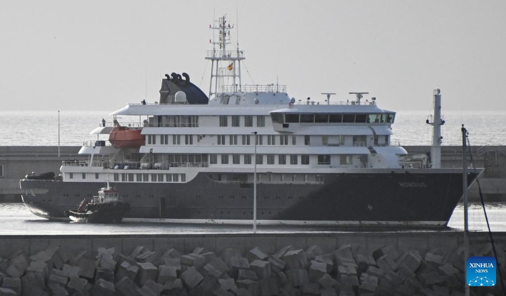 An inflatable boat approaches the hantavirus-hit cruise ship MV Hondius to transfer people at the Port of Granadilla on the island of Tenerife in Spain, May 10, 2026. Spanish authorities launched an operation on Sunday to evacuate and transfer all passengers and part of the crew aboard the hantavirus-hit cruise ship MV Hondius. Earlier, the vessel anchored off the Port of Granadilla on the Spanish island of Tenerife. The operation is expected to continue through Sunday and Monday. (Photo: Xinhua)