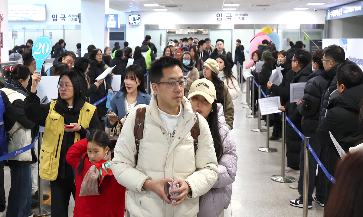 Tourists arriving from China disembark from a cruise ship in Incheon, South Korea, on February 6, 2026. Photo: VCG