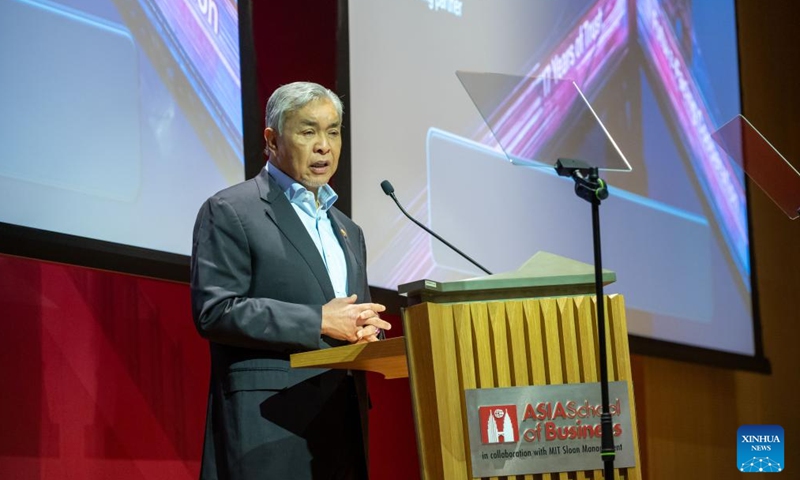 马来西亚副总理艾哈迈德·扎希德·哈米迪于2026年5月12日在马来西亚吉隆坡举行的马中电动汽车、电池和新能源人才发展与创新论坛（MCEF 2026）上发表讲话。MCEF 2026周二在此举行，旨在加强双边在未来出行和绿色能源发展方面的合作。新华社发（钟文忠摄）

