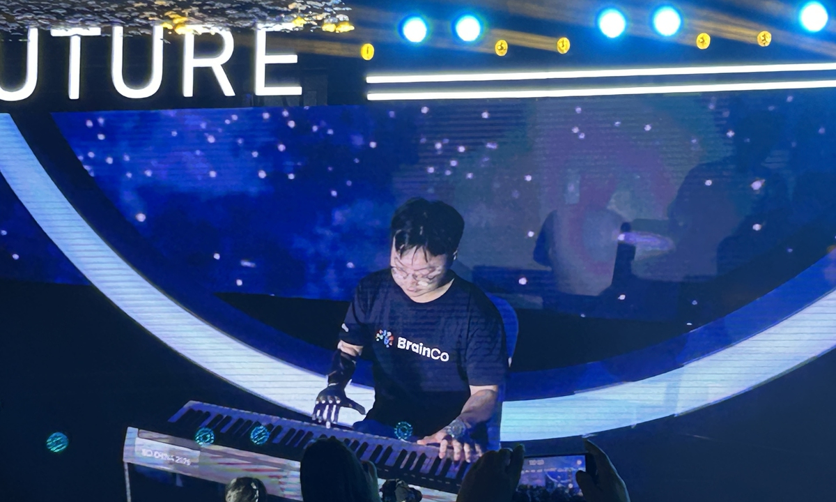 Zhou Jian, who lost his right arm in an accident at the age of 12, plays the piano with an intelligent bionic hand in Nanjing, East China's Jiangsu Province, on May 11, 2026.  Photo: Chen Zishuai/GT