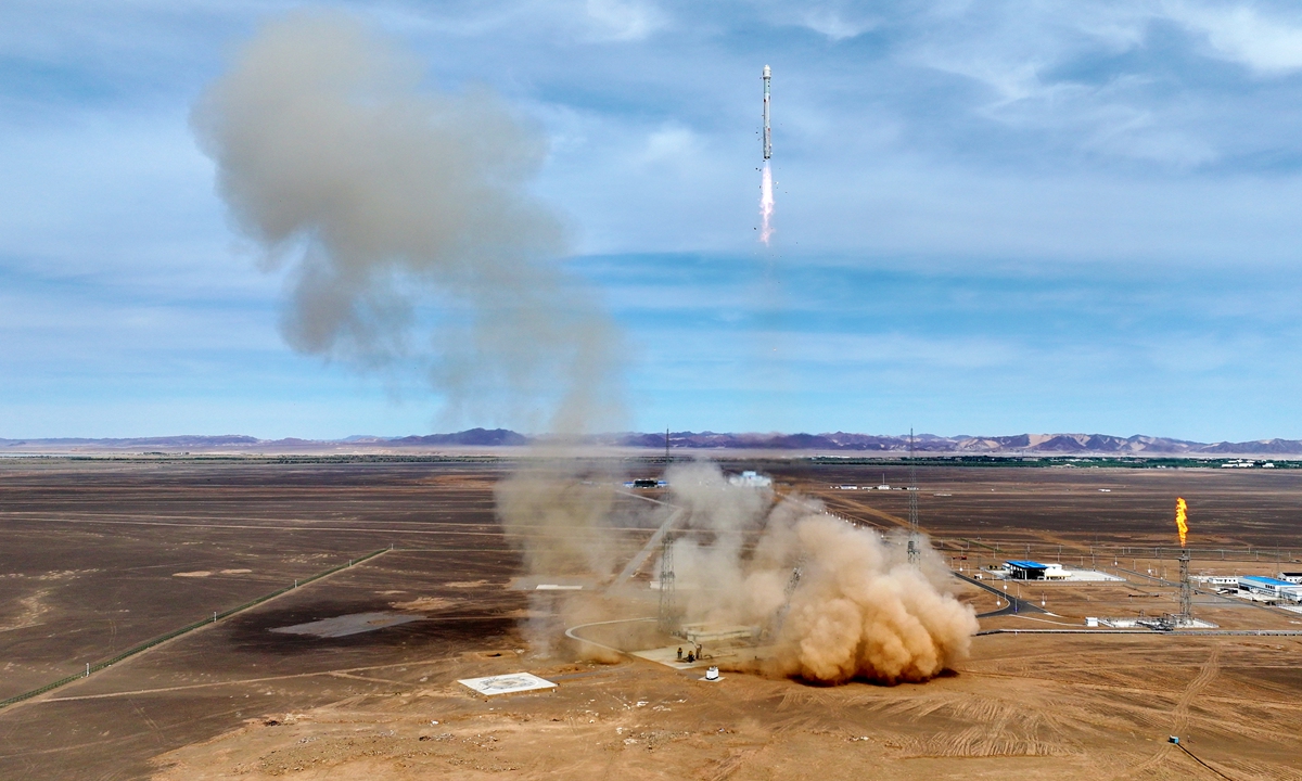 A Zhuque-2E Y5 carrier rocket blasts off from the Dongfeng commercial space innovation pilot zone in northwest China, May 14, 2026. Photo: CNS Photo