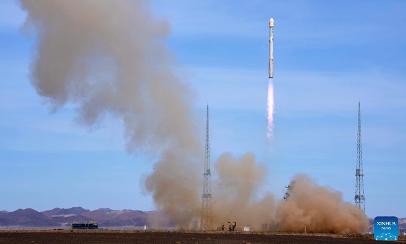 A Zhuque-2E Y5 carrier rocket blasts off from the Dongfeng commercial space innovation pilot zone in northwest China, May 14, 2026. China on Thursday successfully launched a Zhuque-2E Y5 carrier rocket into space from the Dongfeng commercial space innovation pilot zone in northwest China.
The carrier rocket blasted off at 11:00 a.m. (Beijing Time) and the second stage of the rocket entered its preset orbit, marking a successful flight mission. (Photo by Wang Jiangbo/Xinhua)