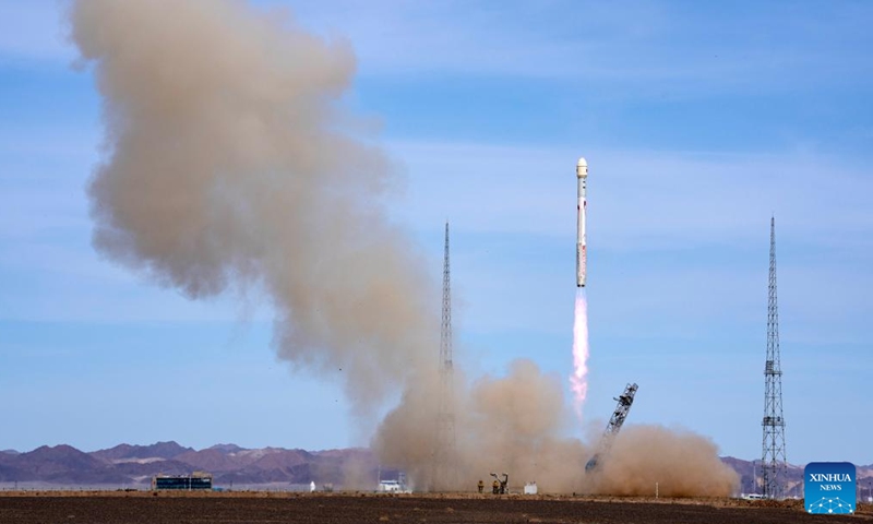 A Zhuque-2E Y5 carrier rocket blasts off from the Dongfeng commercial space innovation pilot zone in northwest China, May 14, 2026. China on Thursday successfully launched a Zhuque-2E Y5 carrier rocket into space from the Dongfeng commercial space innovation pilot zone in northwest China.
The carrier rocket blasted off at 11:00 a.m. (Beijing Time) and the second stage of the rocket entered its preset orbit, marking a successful flight mission. (Photo by Wang Jiangbo/Xinhua)