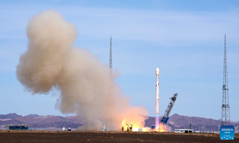 A Zhuque-2E Y5 carrier rocket blasts off from the Dongfeng commercial space innovation pilot zone in northwest China, May 14, 2026. China on Thursday successfully launched a Zhuque-2E Y5 carrier rocket into space from the Dongfeng commercial space innovation pilot zone in northwest China.
The carrier rocket blasted off at 11:00 a.m. (Beijing Time) and the second stage of the rocket entered its preset orbit, marking a successful flight mission. (Photo by Wang Jiangbo/Xinhua)