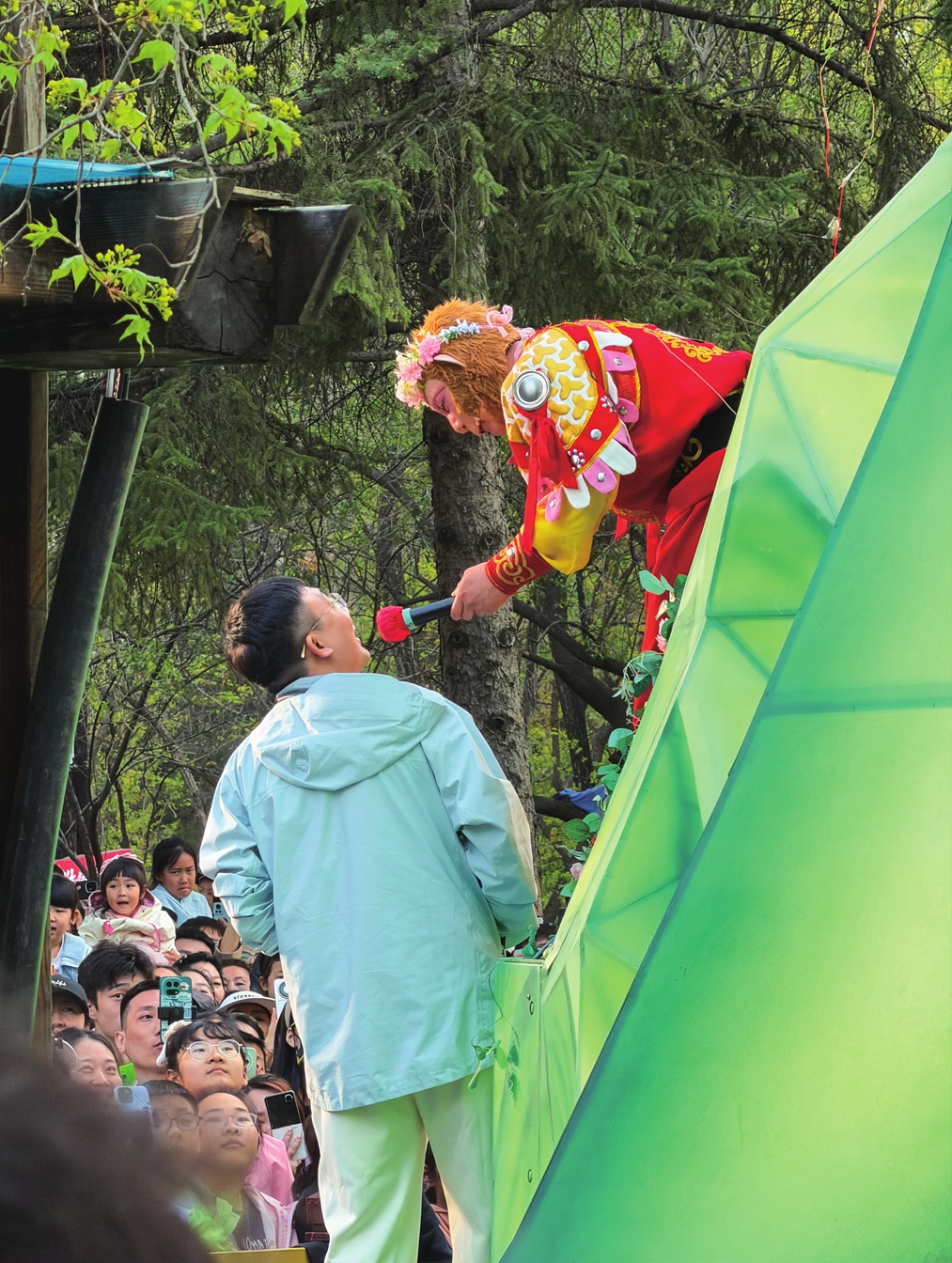 Xuebing Monkey, or Rice-cracker Monkey, interacts with a visitor at the Changchun Zoological and Botanical Park on May 2, 2026. Photo: Chen Qingqing/GT