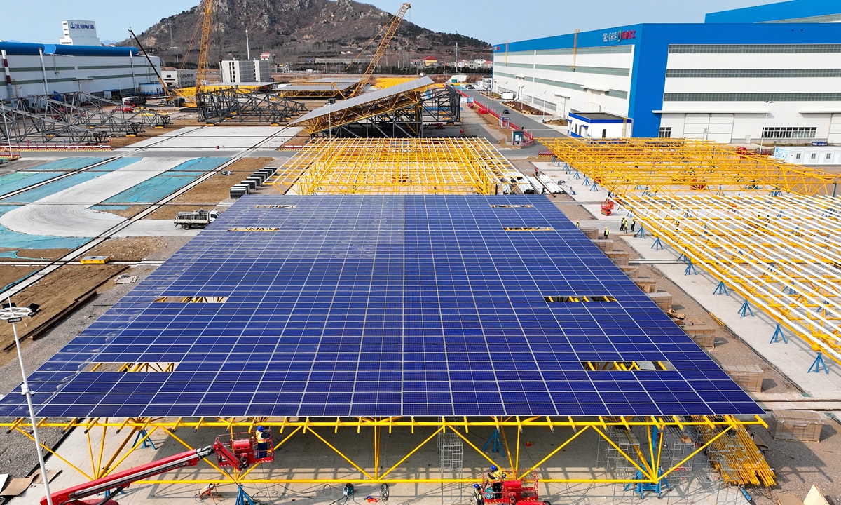 Workers assemble photovoltaic panels at an offshore photovoltaic project on February 18, 2025 in Qingdao, East China's Shandong Province. File photo: VCG