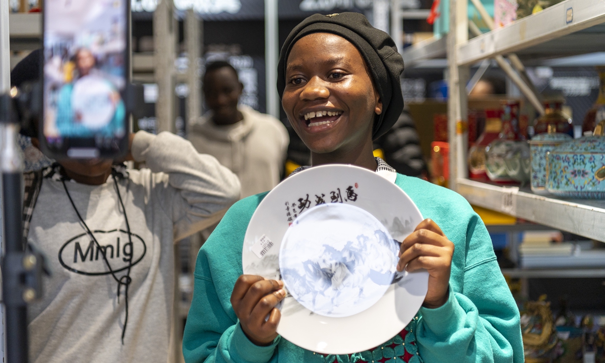 An African student from Rwanda practices live?stream selling in Chinese at the e-commerce practical training center of the Business College at Jinhua University of Vocational Technology in East China's Zhejiang Province on June 25, 2024. File Photo: VCG