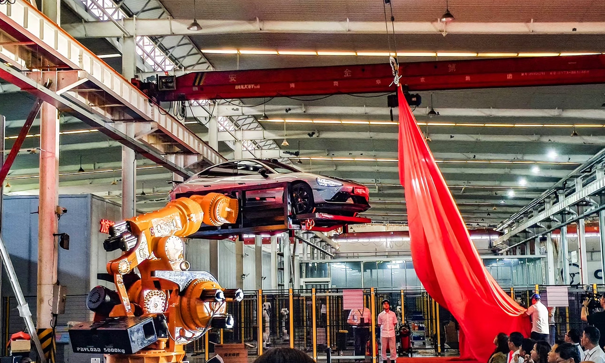 A massive industrial robot with a 5,000-kilogram payload capacity lifts a car during a demonstration in Shanghai, on May 15, 2026. Photo: Courtesy of Shanghai Chaifu Robot Co