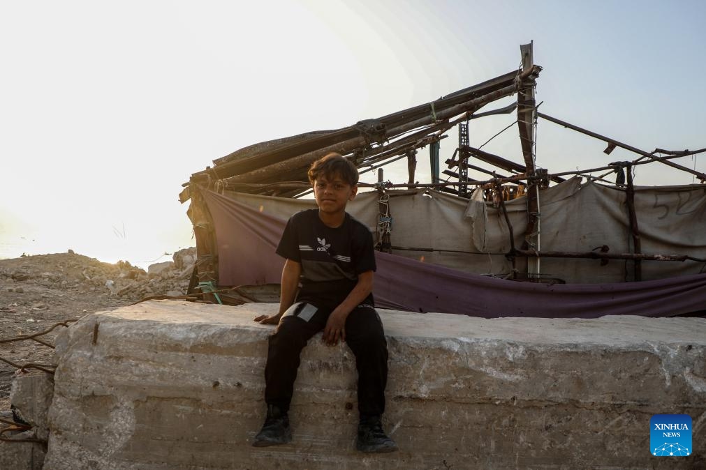 This photo taken on May 14, 2026 shows a displaced Palestinian child at the Al-Shati refugee camp, west of Gaza City. (Photo: Xinhua)