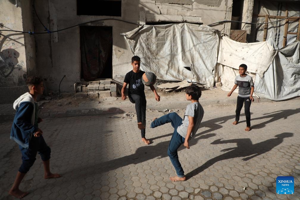 This photo taken on May 14, 2026 shows displaced Palestinian children at the Al-Shati refugee camp, west of Gaza City. (Photo: Xinhua)