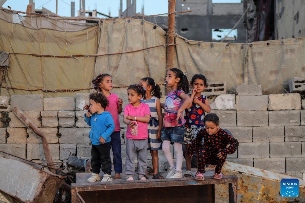 This photo taken on May 14, 2026 shows displaced Palestinian children at the Al-Shati refugee camp, west of Gaza City. (Photo: Xinhua)