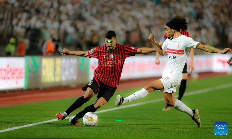 Zakaria Draoui (L) of USM Alger competes during the final match between Zamalek SC of Egypt and USM Alger of Algeria at the 2025/26 CAF Confederation Cup in Cairo, Egypt, on May 16, 2026. Photo: Xinhua