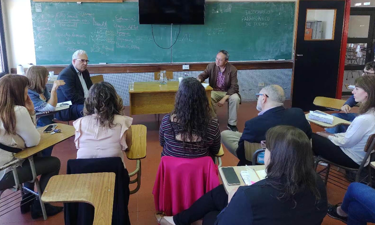Professor Zhao Shuo holds an academic exchange with Professor Eduardo Oviedo and other teachers at the National University of Rosario, Argentina, in September 2023. Photo: Courtesy of Zhao