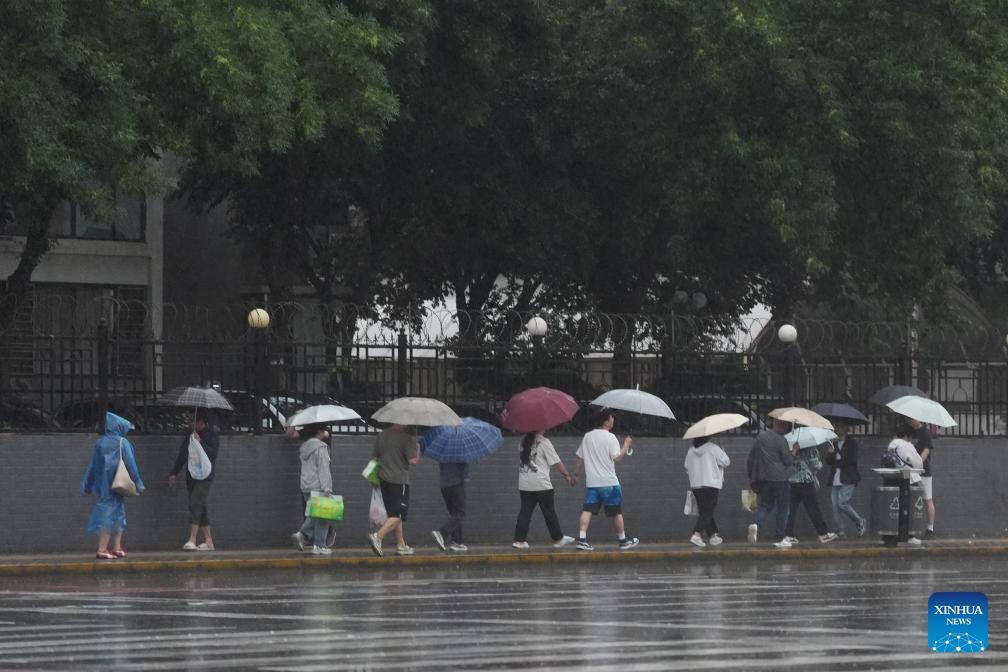 Pedestrians walk in the rain in Beijing, capital of China, May 17, 2026. (Xinhua/Xie Han)