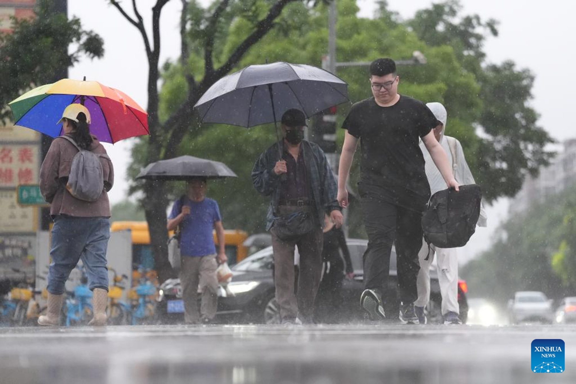 Pedestrians walk in the rain in Beijing, capital of China, May 17, 2026. (Xinhua/Xie Han)