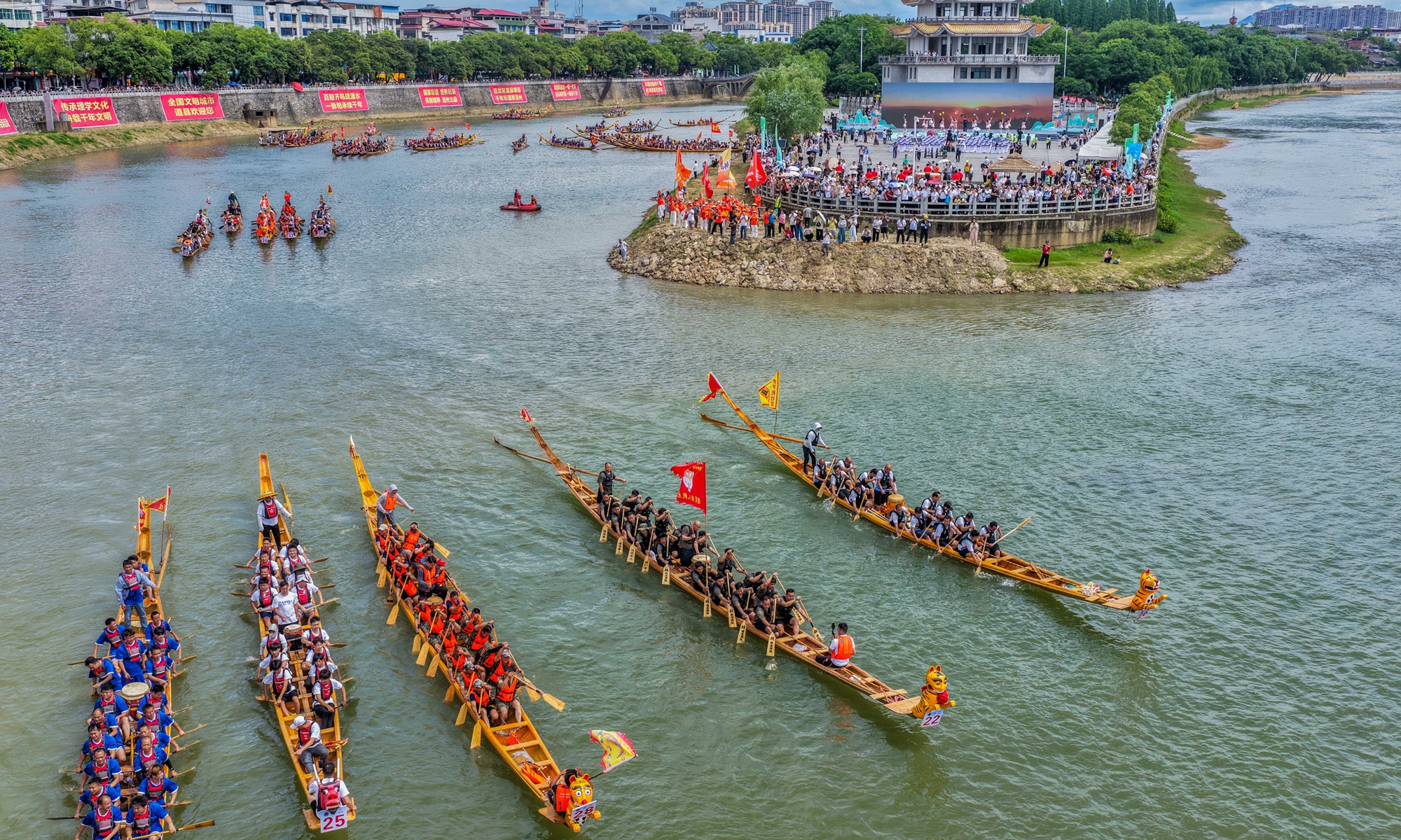 People row dragon boats for a cruise along the Xiaoshui River in Daoxian county, Central China's Hunan Province on May 19, 2026, the China Tourism Day. Photo: VCG