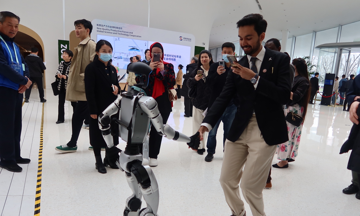 An intelligent robot attracts Chinese and foreign audiences at the 2025 Zhongguancun Forum Annual Conference on March 28, 2025. Photo: VCG