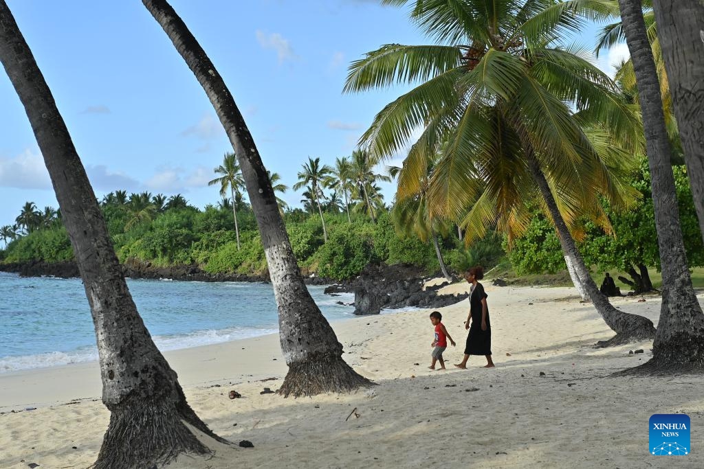 A woman has fun with her child on the beach in Moroni, capital of the Comoros, May 15, 2026. The Comoros is an archipelagic nation in the Indian Ocean off the southeastern coast of Africa, situated at the northern end of the Mozambique Channel between Mozambique and Madagascar. (Photo: Xinhua)