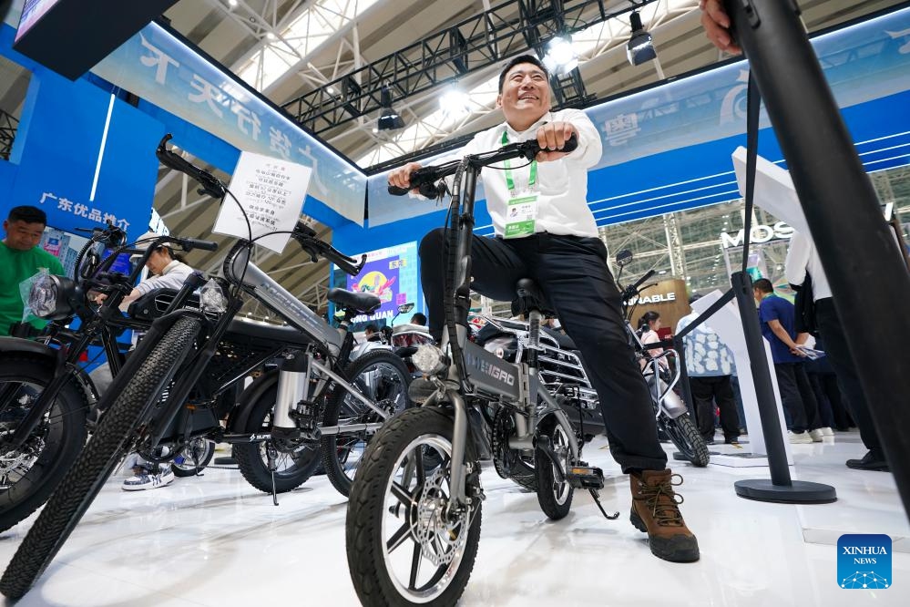 A visitor tries a China-made bicycle at the 10th China-Russia Expo in Harbin, northeast China's Heilongjiang Province, May 19, 2026. China-made products have taken the spotlight at the 10th China-Russia Expo, attracting merchants from many countries to visit. (Photo: Xinhua)