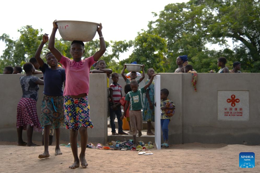 People return home after collecting water in Afidegnigban village, Plateaux Region, Togo, on April 28, 2026. (Photo: Xinhua)