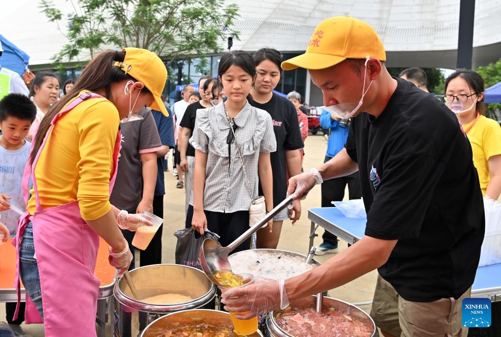 Staff members serve beverages to earthquake-affected residents at a temporary relocation site in Liuzhou, south China's Guangxi Zhuang Autonomous Region, May 19, 2026. Two earthquakes of 5.2-magnitude struck Liuzhou City in quick succession, causing casualties and damaging buildings. Multiple temporary relocation sites have been set up with sufficient relief supplies and medical services for quake-affected residents. (Photo: Xinhua)