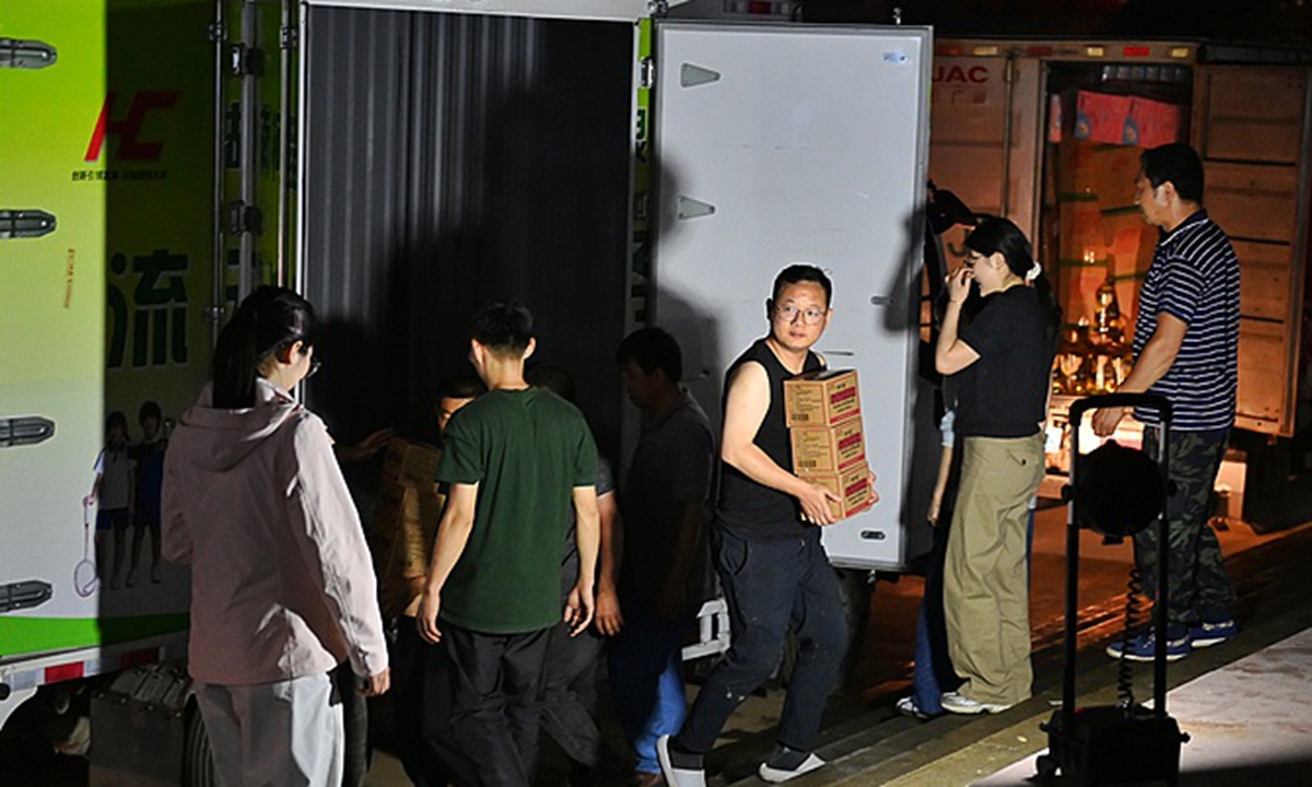Staff transport relief supplies in Shimen county, Central China's Hunan Province. Photo: VCG
