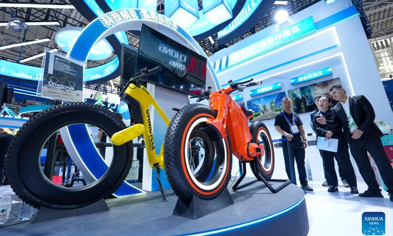 Visitors learn about China-made hybrid motorcycles at the 10th China-Russia Expo in Harbin, northeast China's Heilongjiang Province, May 19, 2026. China-made products have taken the spotlight at the 10th China-Russia Expo, attracting merchants from many countries to visit. (Photo: Xinhua)